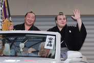 優勝パレードに出発する安青錦