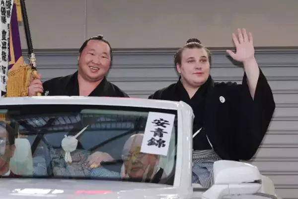 優勝パレードに出発する安青錦