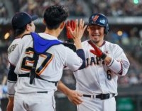 祝福される中田さん　野球