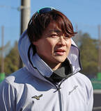 「取材に応じる山崎　プロ野球」の画像1