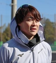 取材に応じる山崎　プロ野球