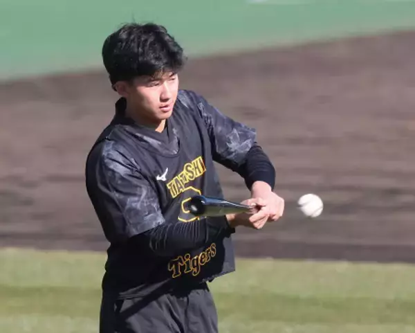打撃練習する立石　プロ野球