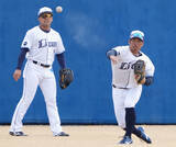 「送球する桑原　プロ野球」の画像1