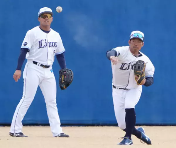 送球する桑原　プロ野球