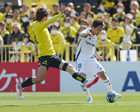 クロスを上げる羅相浩　Ｊリーグ