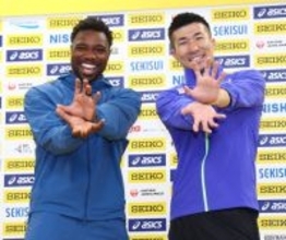 ポーズを取るライルズと桐生