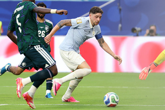 攻め込むバルベルデ　Ｗ杯サッカー