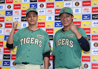 ポーズを取る大竹と大山　プロ野球