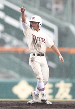 喜ぶ阪本　高校野球