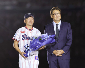 花束を受け取った石川　プロ野球