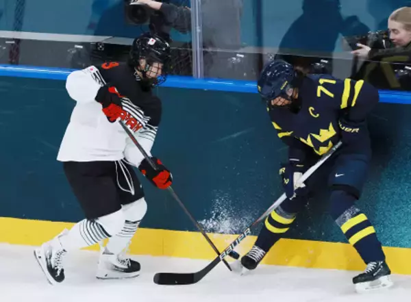 パックを奪い合う志賀葵　五輪