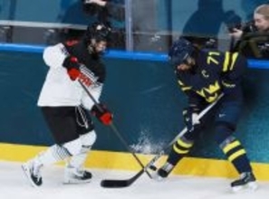 パックを奪い合う志賀葵　五輪