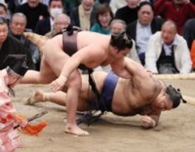霧島、元大関対決制す＝「元いた所へ」決意胸に―大相撲春場所
