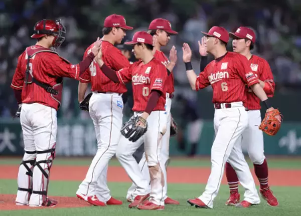 喜ぶ楽天ナイン　プロ野球