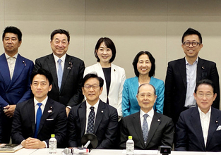 議連の総会に出席した王氏と栗山氏
