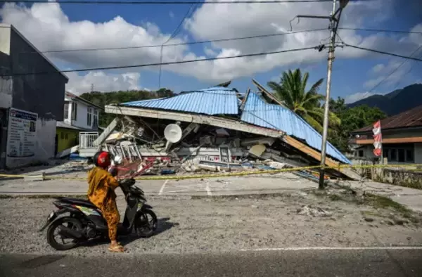 インドネシア東部地震、約１万３０００人が支援ない中で避難 死者５３人に