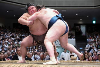 伯乃富士、懸命に初白星＝大相撲