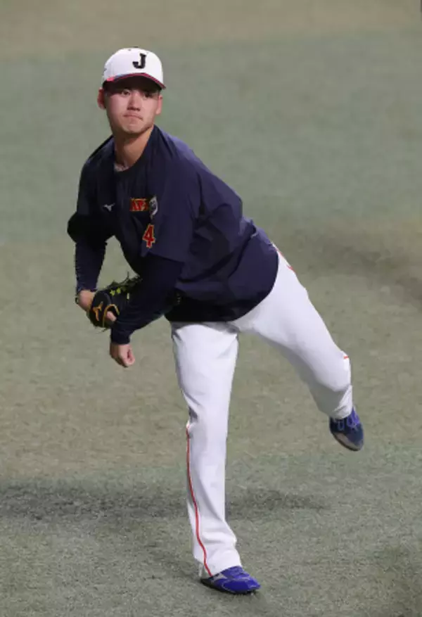 キャッチボールする金丸　野球