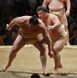 「夏巡業で相撲を取る藤ノ川」の画像1