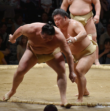 夏巡業で相撲を取る藤ノ川