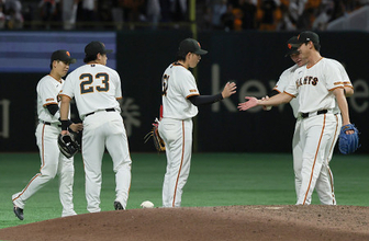 喜ぶ巨人ナイン　プロ野球