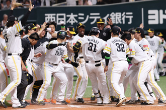 正木を迎える選手ら　プロ野球