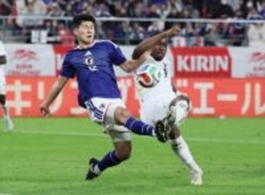 競り合う鈴木淳　サッカー日本代表