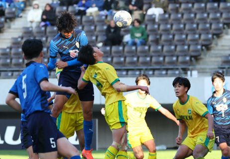 ゴールを決める松野　高校サッカー