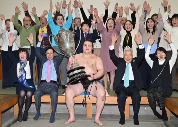 優勝を喜ぶ安青錦ら