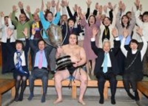 優勝を喜ぶ安青錦ら