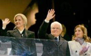 手を振るマッタレッラ大統領　五輪