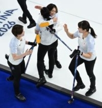 カーリング女子の日本、初白星＝冨高は準々決勝敗退〔ミラノ・コルティナ五輪〕