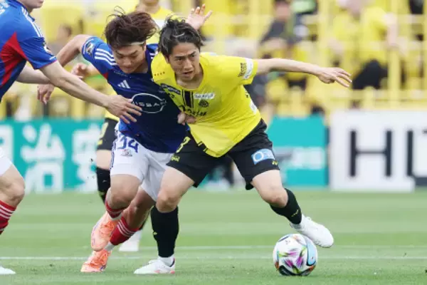 競り合う小泉と木村卓　Ｊリーグ