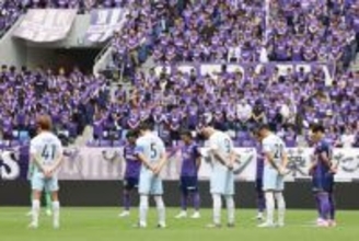 黙とうする両チームの選手ら　Ｊリーグ