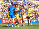 「健闘をたたえ合う選手たち」の画像1