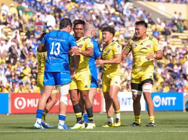 健闘をたたえ合う選手たち