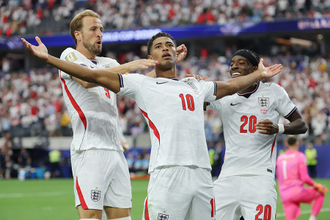 喜ぶベリンガムとケーン　Ｗ杯サッカー