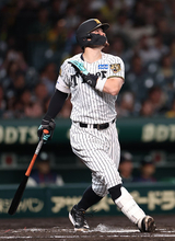 右飛に倒れた佐藤　プロ野球