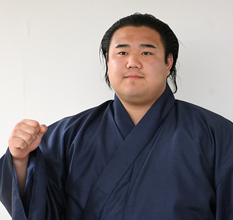 スフバットら８人が受検