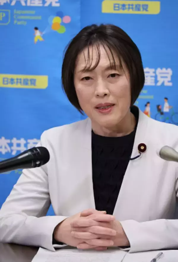 記者会見する田村委員長