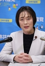 記者会見する田村委員長