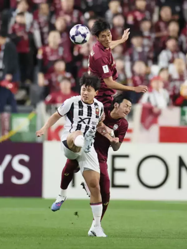 競り合う山川ら　サッカー