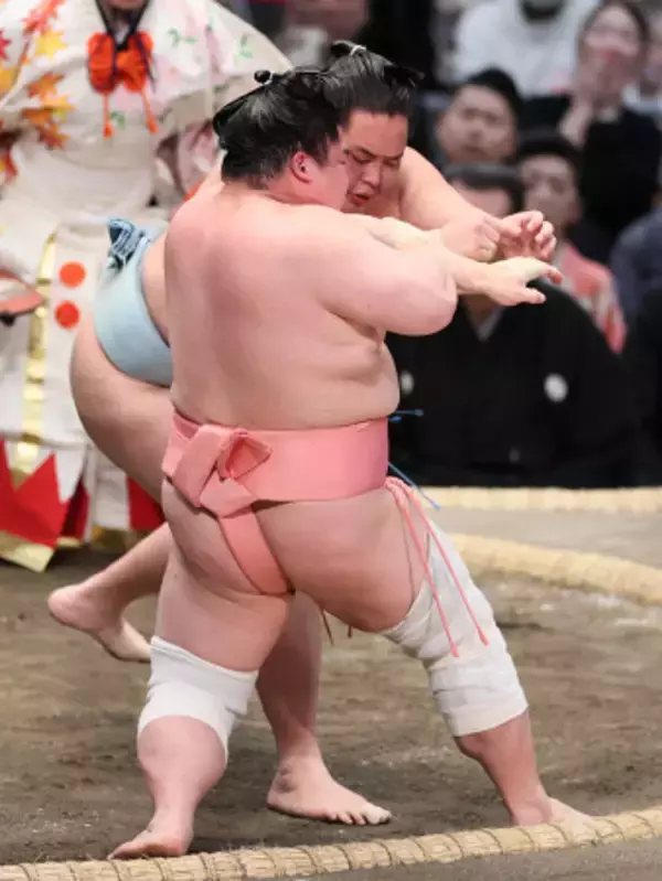 琴勝峰の押し出し