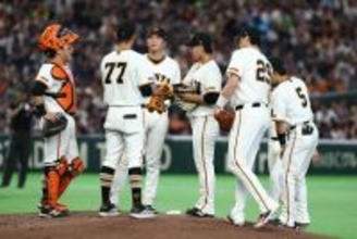 マウンドに集まる巨人ナイン　プロ野球