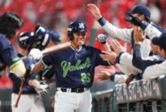 迎えられる山野　プロ野球