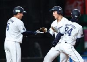 喜ぶ長谷川　プロ野球