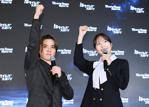 ポーズを取る宇野さんと本田さん
