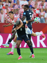 競り合うブディミルら　Ｗ杯サッカー