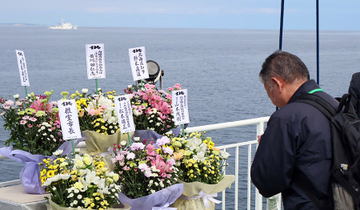 北方領土元島民が洋上慰霊