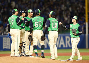 喜ぶヤクルトナイン　プロ野球